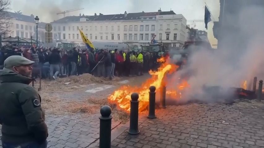 Video: V Bruselu protestují farmáři. Před Evropským parlamentem hořely balíky